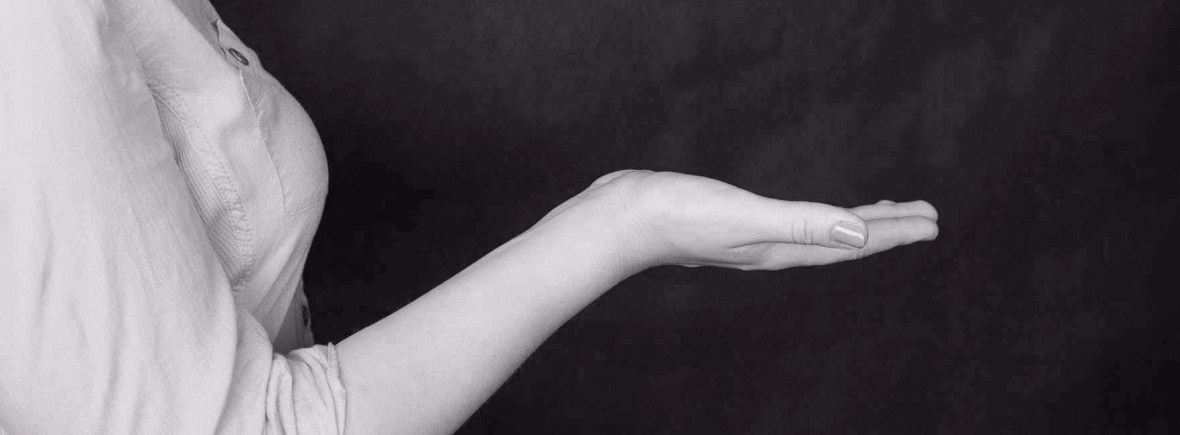 Lehrperson lädt mit Handgeste zum Mitmachen ein